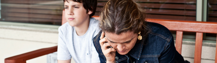 Une jeune femme au téléphone