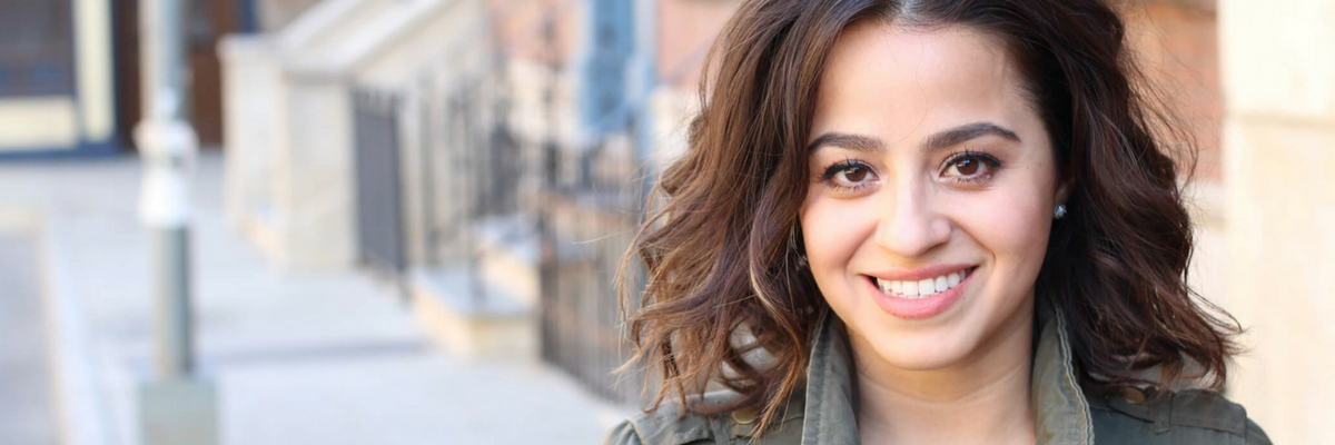 Une jeune femme souriante