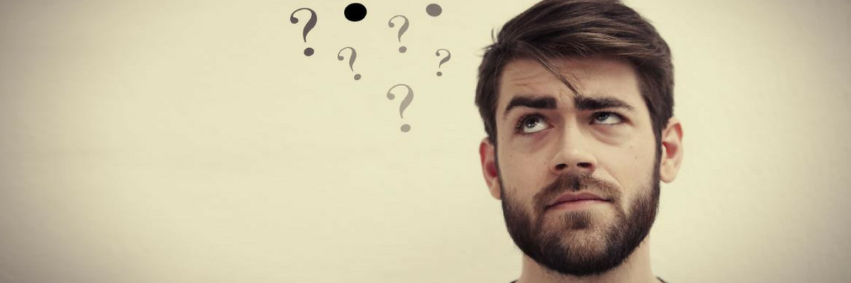 Un homme avec des questionnements imagées par des points d'interrogations flottant.
